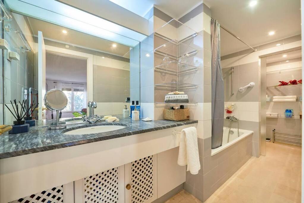 Modern With Garage And Pool Lissabon