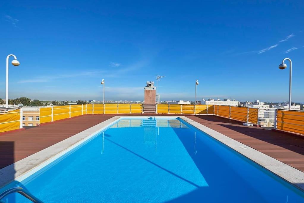 Modern With Garage And Pool Lissabon